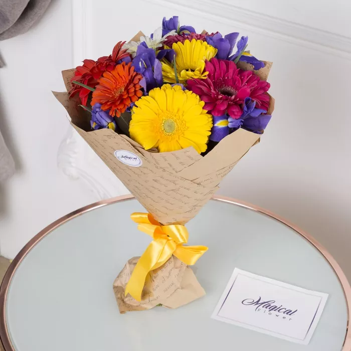 Букет из разноцветных гербер с ирисом