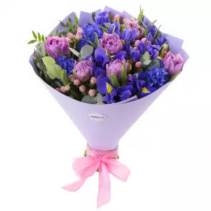 Букет из тюльпанов, ириса и гиперикума