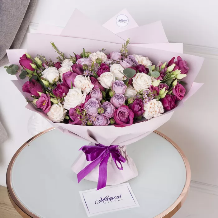 Букет из роз, гвоздик и эустом