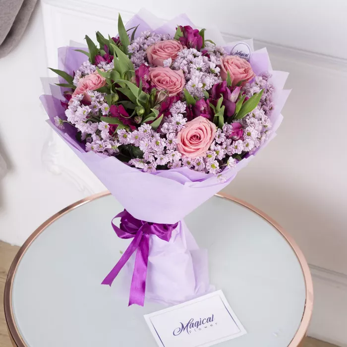 Букет из альстромерий, роз и хризантем