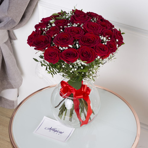 Букет на День матери из 25 красных роз 50 см с гипсофилой