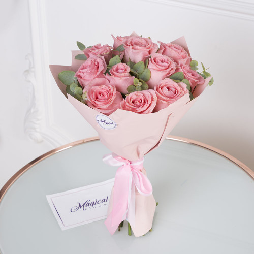 Букет из 11 розовых роз с эвкалиптом для свидания с девушкой