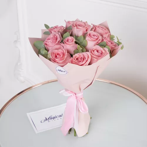 Букет на 8 марта из 11 розовых роз с эвкалиптом