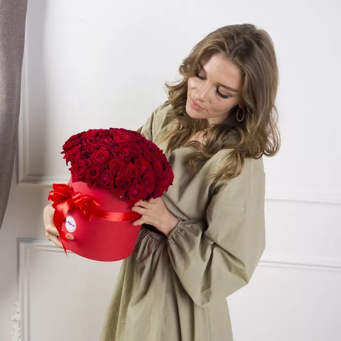 51 красная роза в шляпной коробке