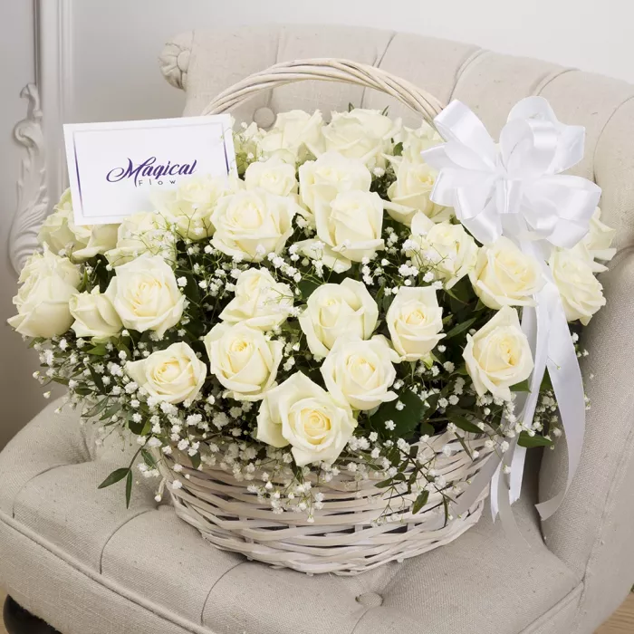51 белая роза в корзине с гипсофилой