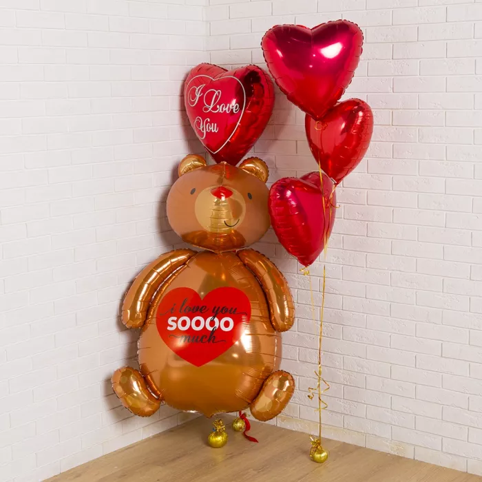 Композиция с большим мишкой и сердцами