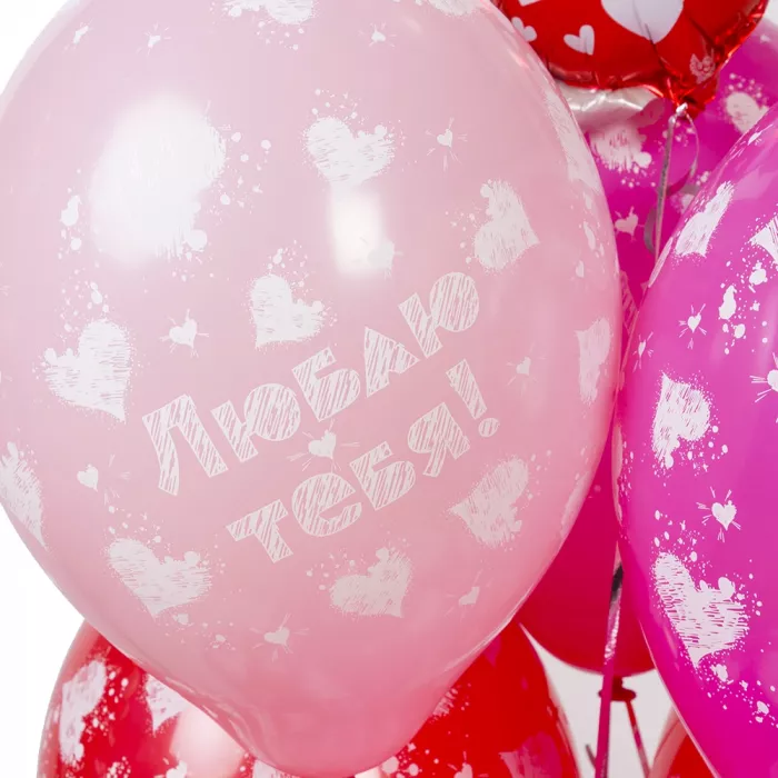 Фонтан из разноцветных шаров с Купидоном