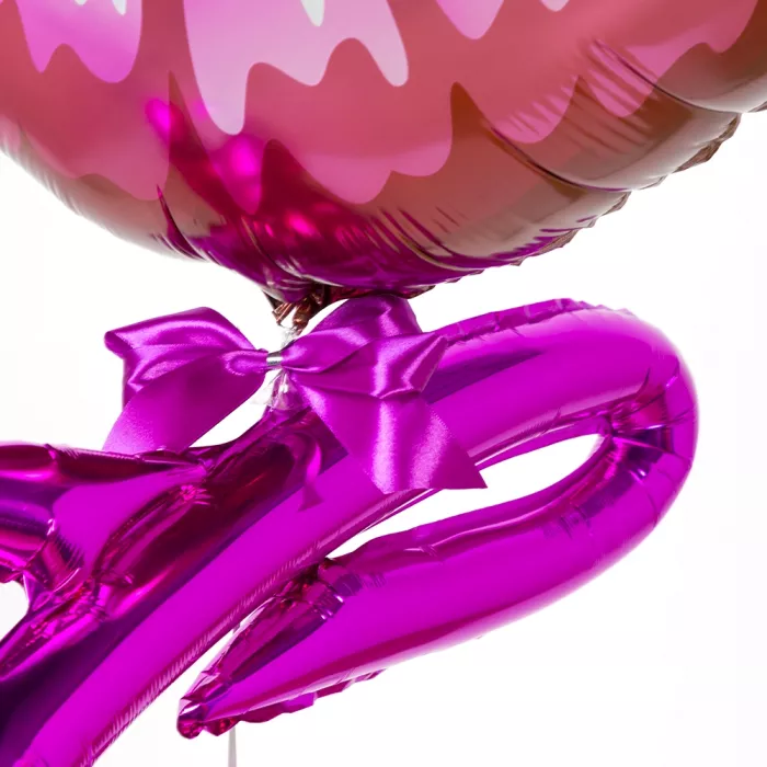 Фонтан шаров с надписью Love и губами