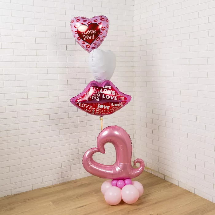 Облако шаров с губами и фигурным сердцем