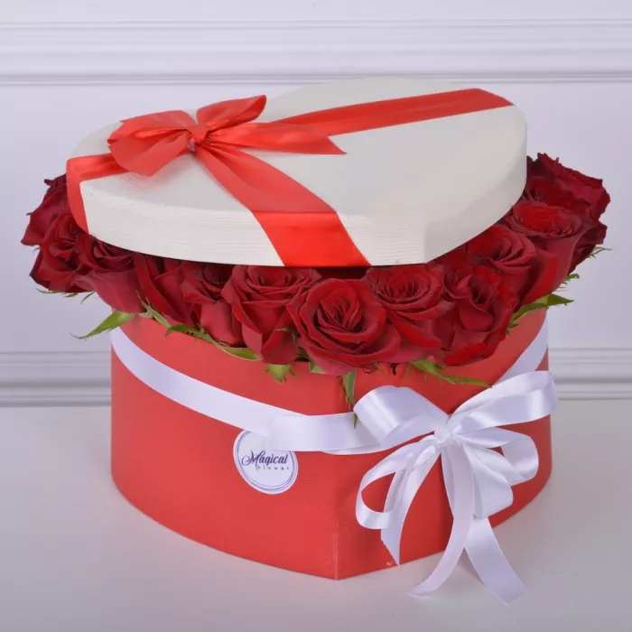 51 красная роза в коробке в форме сердца
