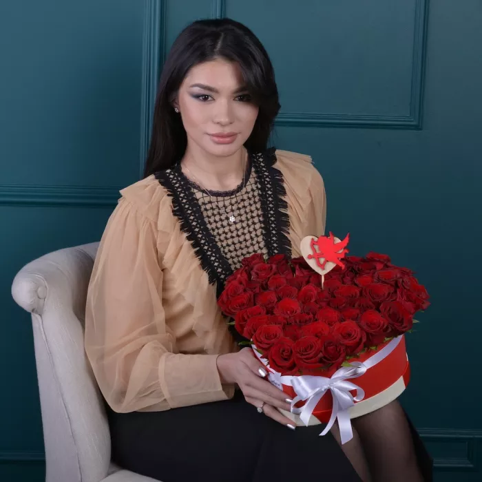 51 красная роза в коробке в форме сердца