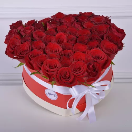 51 красная роза в коробке в форме сердца