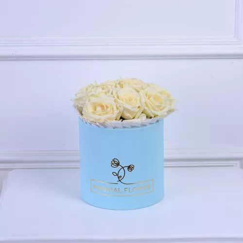 Букет из 15 белых роз в голубой шляпной коробке