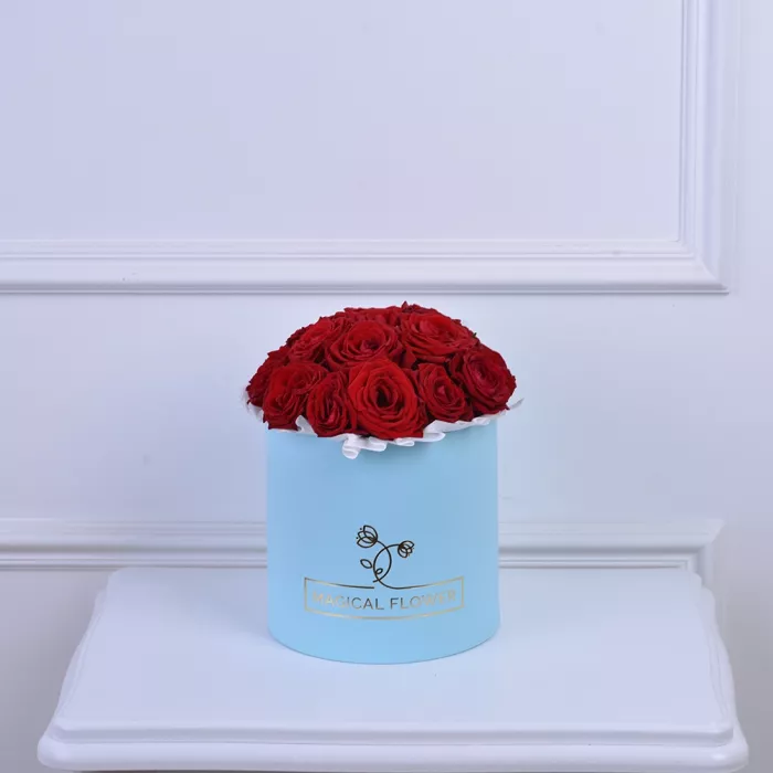 Букет из 15 красных роз в голубой шляпной коробке