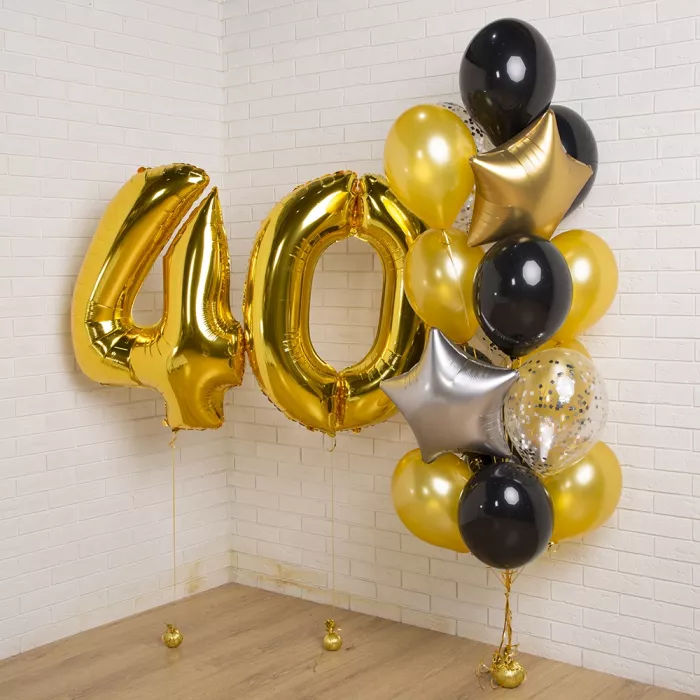 Композиция шаров с золотыми фонтанами и цифрой