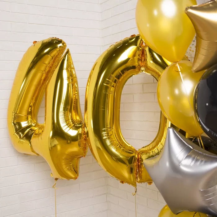 Композиция шаров с золотыми фонтанами и цифрой
