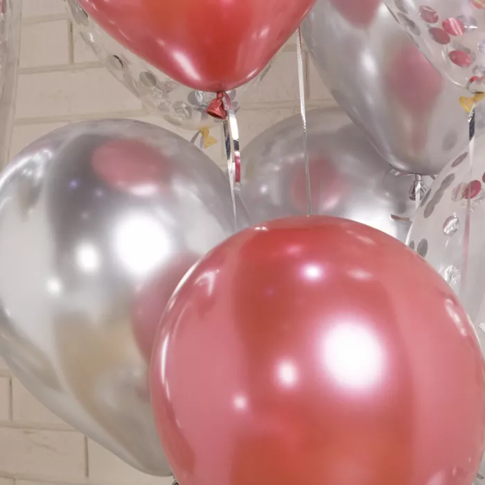 Композиция в серебряно-красном цвете с цифрой