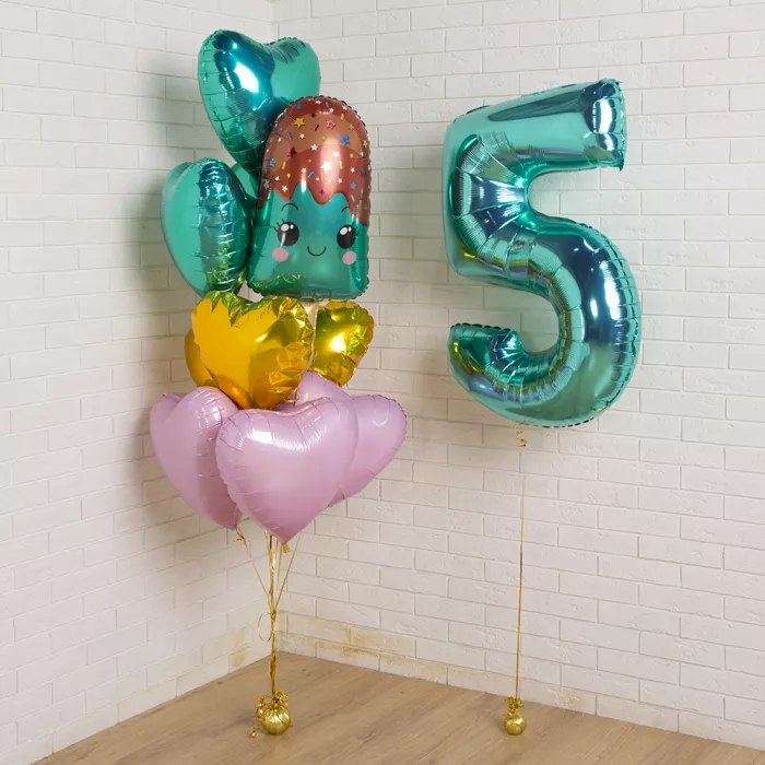 Композиция шаров с эскимо, сердцами и цифрой