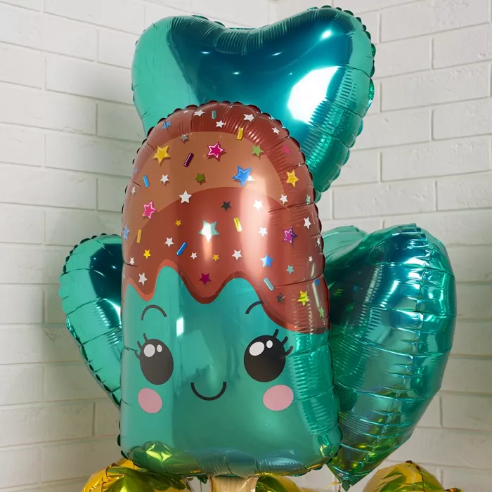 Композиция шаров с эскимо, сердцами и цифрой