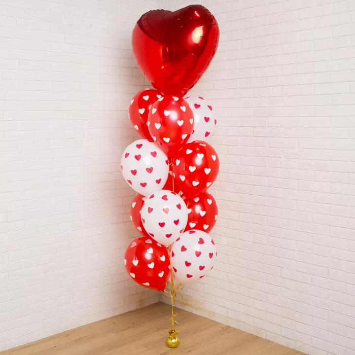 Фонтан с большим красным сердцем