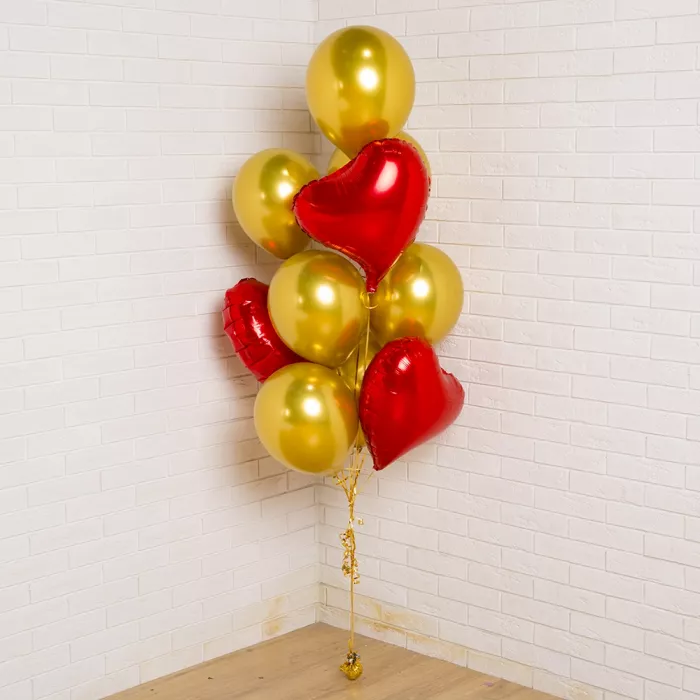 Фонтан шаров с красным сердцем с изгибом