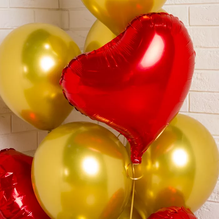 Фонтан шаров с красным сердцем с изгибом