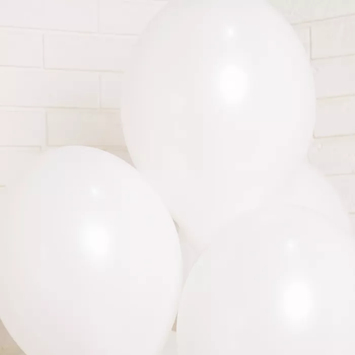 Букет из латексных белых шаров