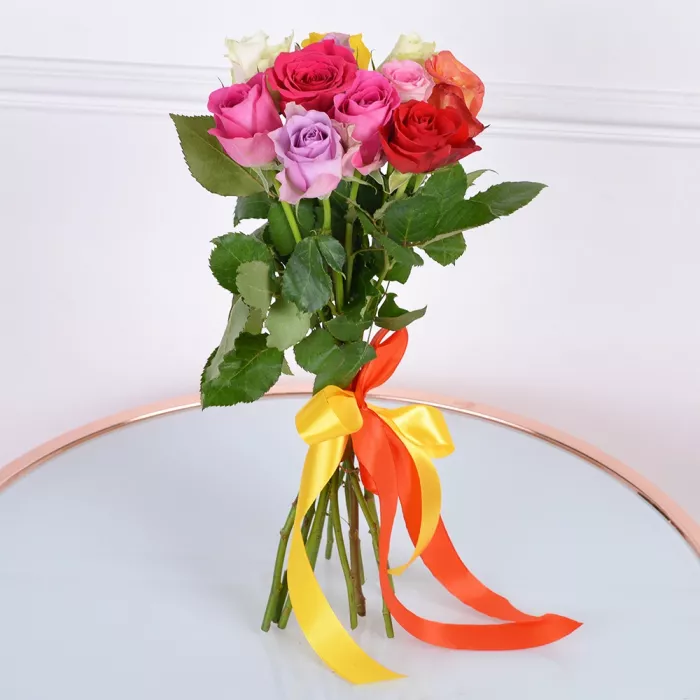 11 разноцветных роз