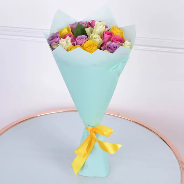 Букет из 19 разноцветных роз