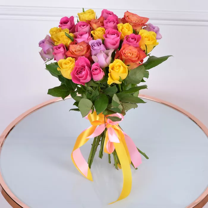 25 разноцветных роз