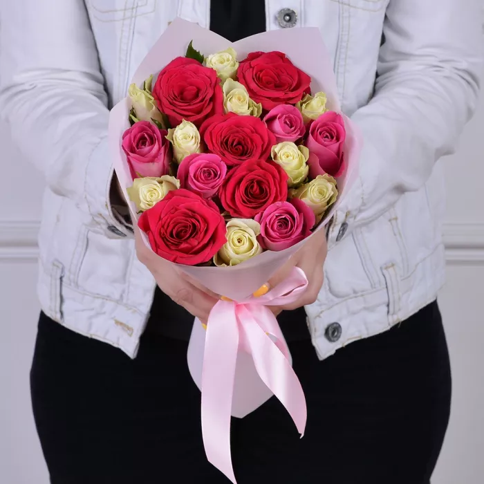 19 разноцветных роз