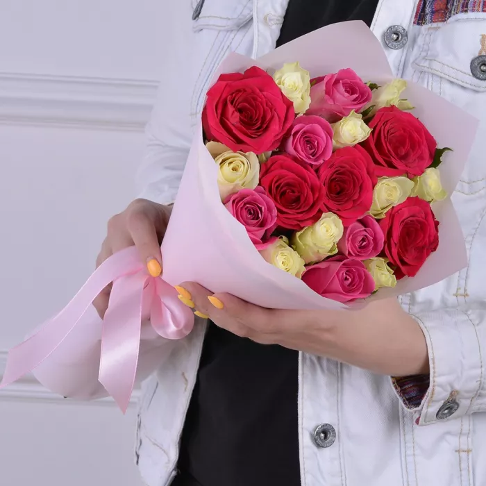 19 разноцветных роз