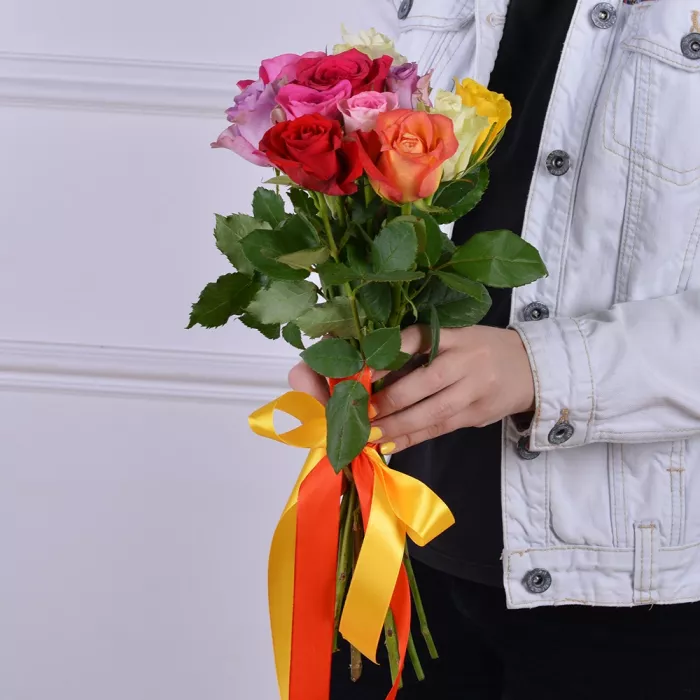 11 разноцветных роз