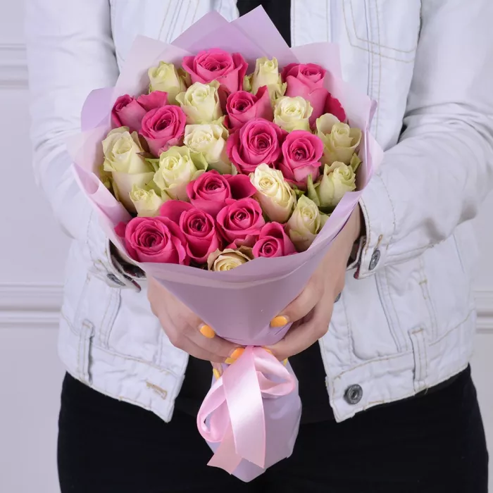 Букет из 25 белых и розовых роз