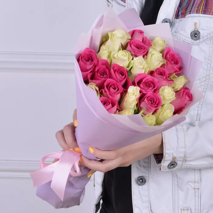 Букет из 25 белых и розовых роз