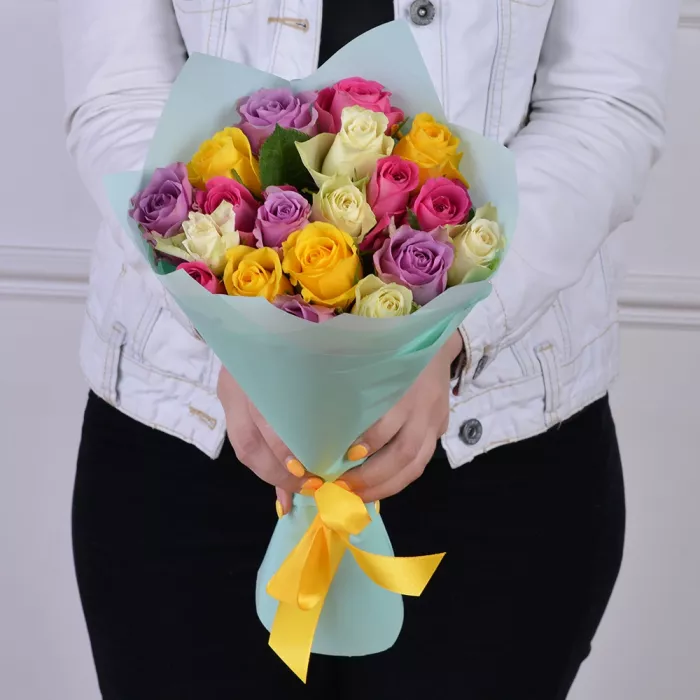 Букет из 19 разноцветных роз