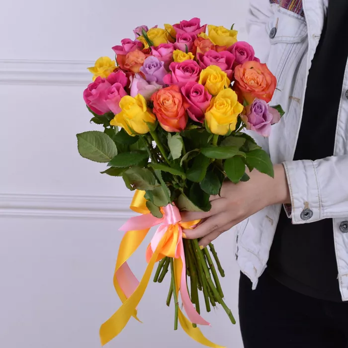 25 разноцветных роз