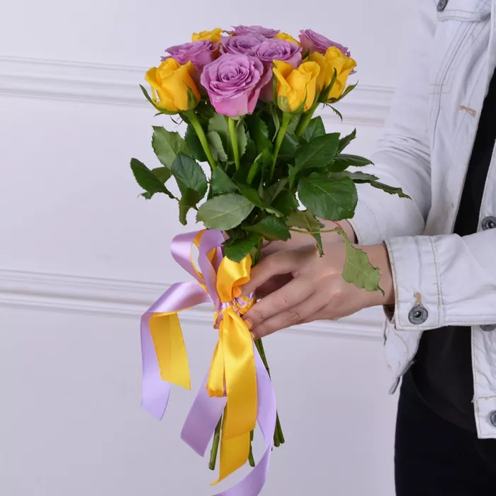 Букет из 11 сиреневых и желтых роз