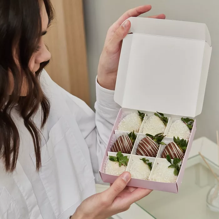 Набор из 9 клубник в шоколаде "Маме" Набор из 9 клубник в шоколаде "Маме"