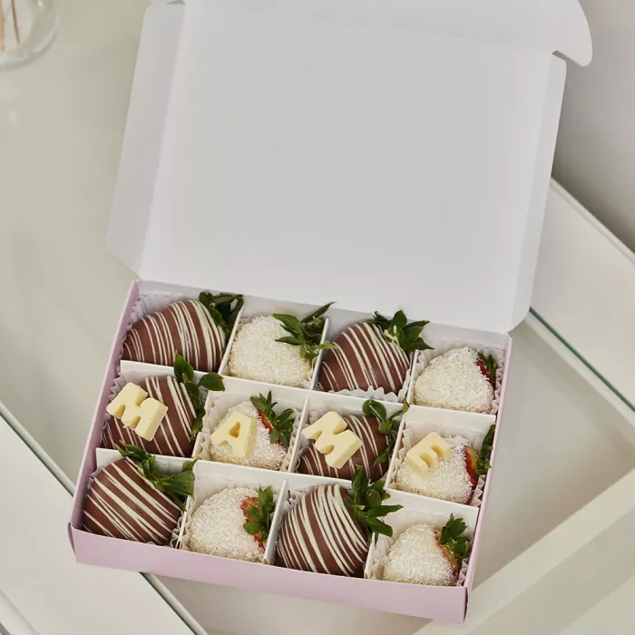 Набор из 12 клубник в шоколаде "Маме"