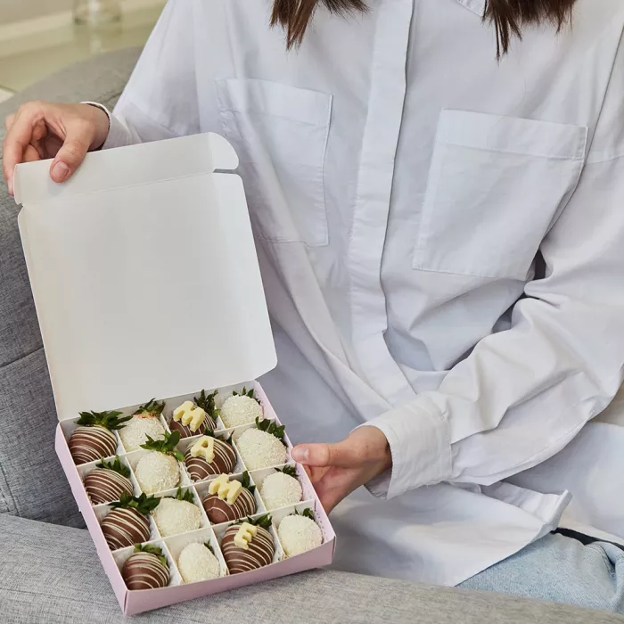 Набор из 16 клубник в шоколаде "Маме" Набор из 16 клубник в шоколаде "Маме"