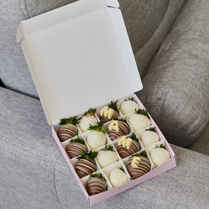 Набор из 16 клубник в шоколаде "Маме" Набор из 16 клубник в шоколаде "Маме"