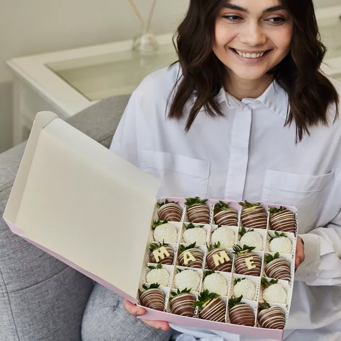 Набор из 25 клубник в шоколаде "Маме"