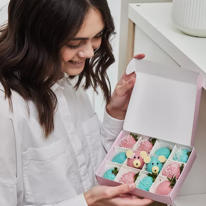 Набор из 12 клубник в шоколаде "Мишки Гамми"