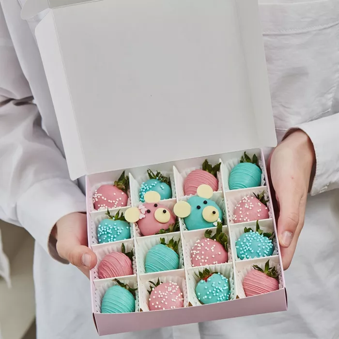 Набор из 16 клубник в шоколаде "Мишки Гамми"