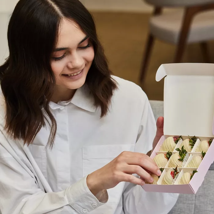 Набор из 9 клубник в шоколаде "Снежный рай"