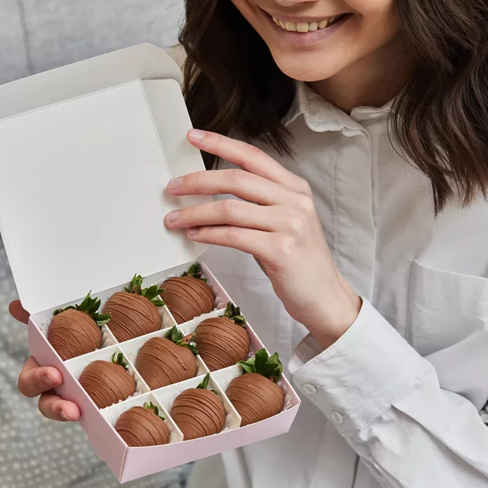 Набор из 9 клубник в шоколаде "Молочный рай"