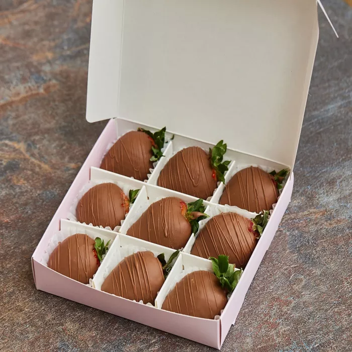 Набор из 9 клубник в шоколаде "Молочный рай"