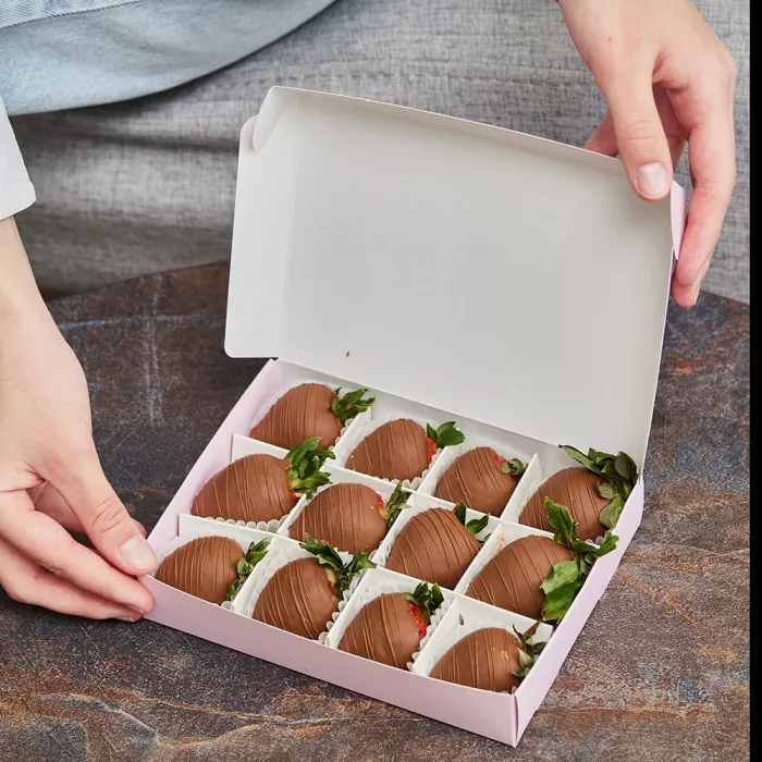 Набор из 12 клубник в шоколаде "Молочный рай"