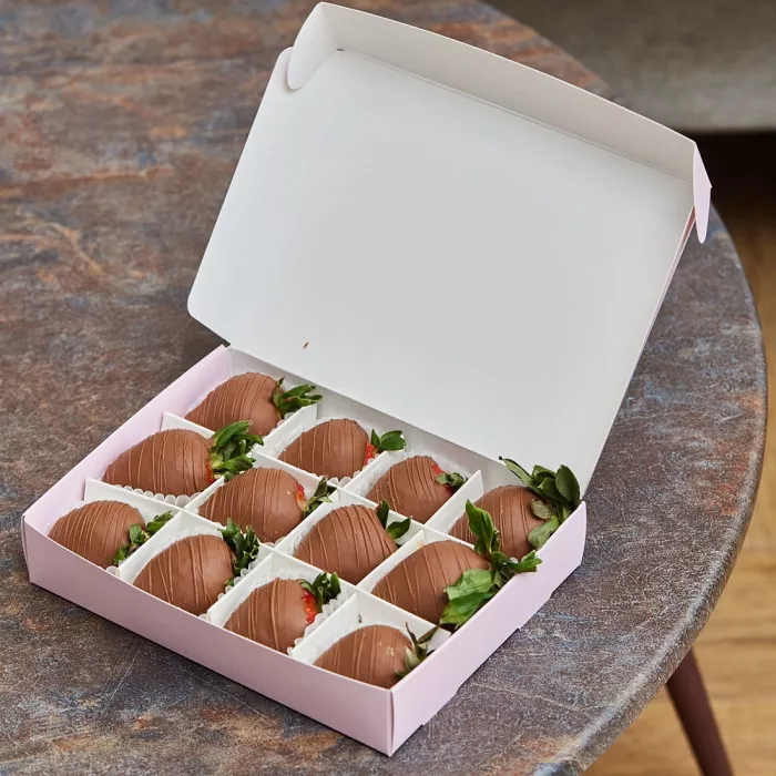 Набор из 12 клубник в шоколаде "Молочный рай"